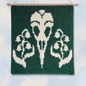 Crow skull tapestry crochet pattern – Lily of the valley knit wall hanging