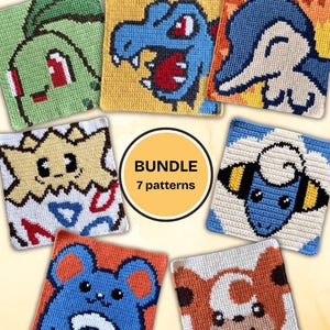 Könnte beinhalten: Eine Sammlung von sieben quadratischen Häkelquadraten mit farbenfrohen, pixeligen Charakterdesigns. Der mittlere Kreis zeigt den Text BUNDLE 7 patterns. Jedes Quadrat zeigt ein anderes Kreaturengesicht in leuchtenden Farben wie Grün, Blau, Gelb, Orange und Weiß, die kreisförmig angeordnet sind.