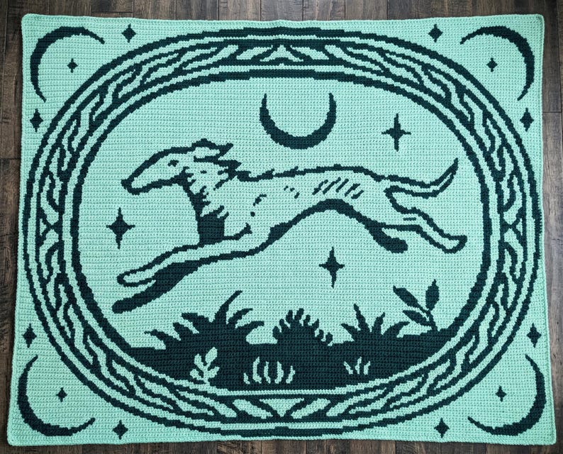 Op de afbeelding: Set van drie keramische mokken met een gespikkelde, matte afwerking. De mokken zijn in cr&egrave;me, lichtgrijs en donkergrijs. Elk heeft een eenvoudig, minimalistisch ontwerp.