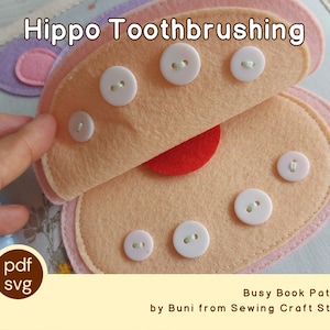 Pode incluir: Uma página de livro de atividades de feltro com uma boca de hipopótamo com língua vermelha e botões brancos para os dentes. A página está aberta para mostrar os botões. O texto "Hippo Toothbrushing" está no topo da página. O texto "pdf svg" está em um círculo marrom na parte inferior esquerda da página. O texto "Busy Book Pattern by Buni from Sewing Craft Studio" está na parte inferior da página.