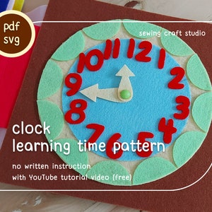 Può includere: Un modello di orologio in feltro per imparare l'ora con numeri rossi su un quadrante blu, circondato da forme di foglie verdi, su sfondo marrone. Il testo include "clock learning time pattern" e "pdf svg".
