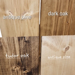 Op de afbeelding: Vier houtstalen die verschillende houtvlekken laten zien: antiek grenen, donker eiken, Tudor eiken en antiek grenen.