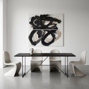 Pode incluir: Sala de jantar moderna com uma mesa retangular preta, pernas de metal preto e quatro cadeiras brancas. Uma grande obra de arte abstrata em preto e bege está pendurada na parede. Um vaso de cerâmica branca está sobre a mesa.