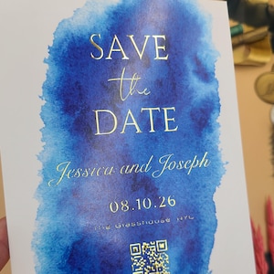 C'est l'aquarelle bleue audacieuse qui réserve cette date avec une feuille d'or en relief : faire-part de mariage artistique moderne pour des célébrations de plage, de ville ou de luxe