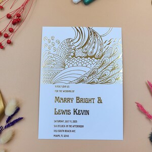 Invito a nozze ornamentale in lamina d'oro - Motivo audace disegnato a mano con onde artistiche e texture lussuosa su elegante cartoncino bianco, lamina 3D