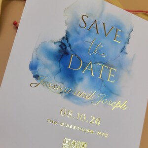 Blauwe aquarel Save the Date – elegante goudfolie trouwkaart met QR-code, moderne minimale uitnodiging, aangepaste naam en datumontwerp
