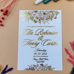 Faire-part de mariage floral en feuille d'or avec motif en feuille en relief - Style botanique élégant pour les mariages d'été ou de jardin
