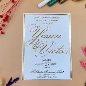 Faire-part de mariage élégant avec gaufrage en feuille d'or – écriture de texte formelle pour les célébrations de Boda latino