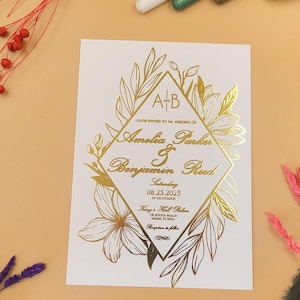 Faire-part de mariage botanique en relief feuille d'or avec cadre floral en relief - Design élégant personnalisé pour jardin de luxe ou célébrations formelles