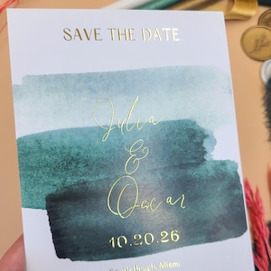 水彩画風の金箔押しのSave the Date - QRコードと緑のブラシデザインが入ったミニマルでエレガントな結婚式案内カード
