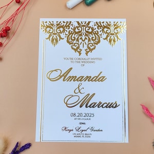 Faire-part de mariage élégant en feuille d'or avec motif baroque orné - Écriture luxueuse et design traditionnel pour des célébrations glamour