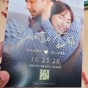 Carte "Retenez cette date" photo avec texte en relief feuille d'or - Faire-part de fiançailles personnalisé avec photo personnalisée et touche élégante