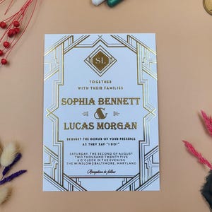 Faire-part de mariage art déco blanc et or - Monogramme luxueux en aluminium gaufré avec cadre géométrique, style glamour moderne d'inspiration Gatsby