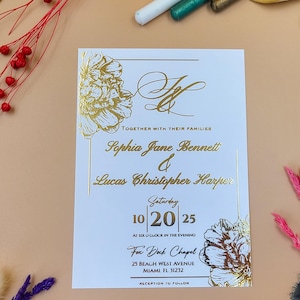 Invitación de boda romántica con relieve dorado para Sophia y Lucas: elegante diseño floral en cartulina blanca