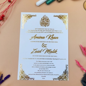 Goldfolie geprägte muslimische Hochzeitseinladung mit eleganter arabischer Kalligraphie und verzierten Ecken - islamische Nikkah-Zeremonie