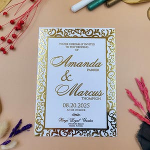 Kunstvolle Hochzeitseinladung mit dekorativem Rand - Elegante Made-to-Order-Formelle Karte mit Schreibschrift & Luxe Details