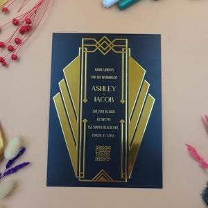 Invito a nozze glamour in lamina d'oro su acrilico nero: audace design geometrico Art Déco con codice QR per una dichiarazione di lusso ispirata allo stile Gatsby degli anni '20