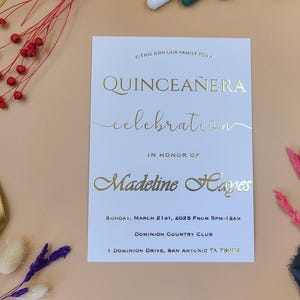 Faire-part de quinceañera élégant avec lettrage en relief feuille d'or pour une célébration inoubliable
