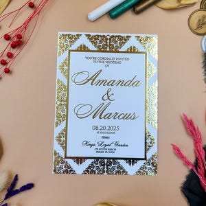 Faire-part de mariage baroque en relief feuille d'or - Design luxueux et ornementé avec bordure à motifs classiques sur papier cartonné blanc premium