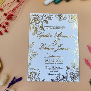 Invitación de boda romántica con rosa dorada: elegante diseño floral para bodas clásicas en jardines o verano. Invitación con relieve.