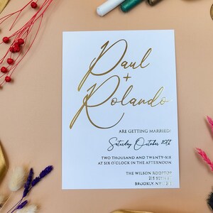 Invitación de boda minimalista moderna con relieve dorado y nombres extragrandes: elegante diseño para una boda en la azotea.