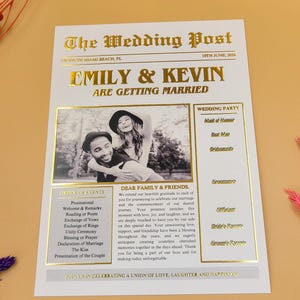 Convite de casamento personalizado estilo jornal com foto e folha de ouro em relevo – Design moderno vintage para anúncios formais