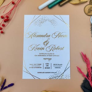 Invitación de boda moderna con lámina dorada y líneas minimalistas: elegante tarjeta en relieve para bodas de destino o de lujo.