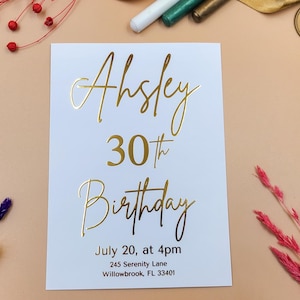 Convite de aniversário de 30 anos em folha dourada | Cartão para festa de marco com escrita minimalista | Convite de aniversário personalizado em papel branco