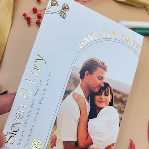 Tarjeta moderna con foto para guardar la fecha con relieve dorado y diseño minimalista de arco: tarjetas de anuncio de boda modernas y personalizadas