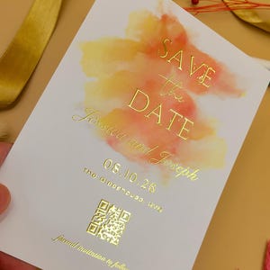 Sonnenuntergang Wasserfarben Save the Date mit Goldfolien-Prägung und QR Code – elegante Hochzeitsansage für moderne romantische Events