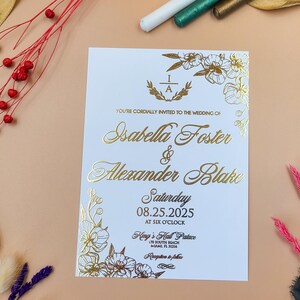 Florale Hochzeitseinladung mit geprägten Details in Goldfolie – Elegantes und anpassbares Luxus-Briefpapier für Ihren besonderen Tag