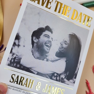 Modernes Foto Save the Date – Schwarz-Weiß-Hochzeitskarte mit fett gedrucktem Text aus Goldfolie – Datum und Ort individuel – Manhattan Einladung