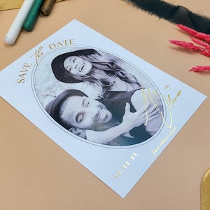 Benutzerdefinierte Foto Save the Date Karte mit geprägter Goldfolie Schrift | Personalisierte Verlobungs-Ankündigung für moderne Paare