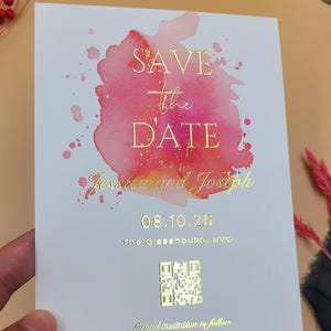 Save the Date – elegant geprägte Hochzeitskarte mit QR Code, individuelle Wasserfarben-Einladung für moderne Hochzeiten