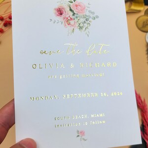Tarjeta floral para guardar la fecha con texto dorado en relieve / Elegante anuncio de boda para celebraciones románticas en el jardín con rosas rosadas