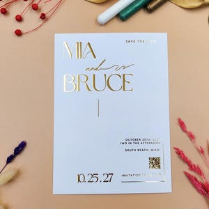 Moderne Art-Deco Save the Date - Hochzeitskarte aus Goldfolie mit QR-Code & Datum Highlight, elegantes minimalistisches Design, Foliengeprägte Einladung