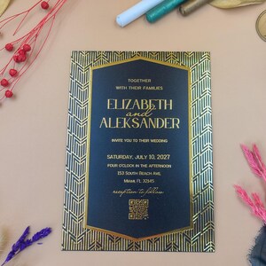 Schwarzgoldene Art Deco-Hochzeitseinladungskarte mit Prägefolie und QR Code – Individuelle Karte für elegante, moderne Zeremonien