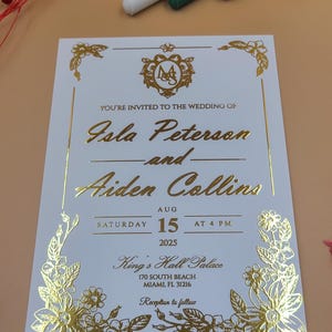 Elegante invitación de boda floral con relieve dorado – Luxe Botanical Design