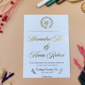 Elegante invitación de boda con relieve dorado y borde clásico: invitación formal personalizada para una ceremonia de etiqueta.