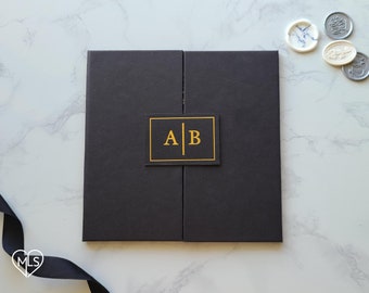 Zaproszenia ślubne ze złotą folią | Czarne, składane zaproszenie z monogramem | Luksusowe, spersonalizowane kartki ślubne | Eleganckie materiały piśmiennicze na imprezy
