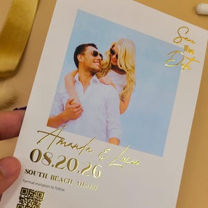 Moderne Foto Save the Date Karte mit geprägter Schrift in Goldfolie – Elegante und minimalistische Hochzeitskarte für Strandhochzeit oder Sommerhochzeit
