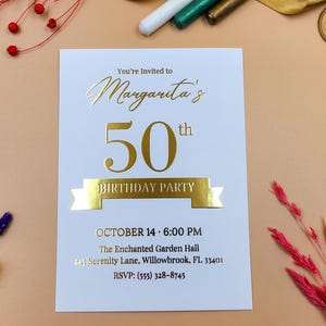 Goldfolie Einladung zum 50.Geburtstag | Eleganter weißer Karton Partyeinladung | Personalisierte Meilenstein-Feier-Karte