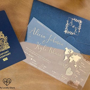 Convite para cartão de embarque em folha de ouro rosa, casamento de destino de luxo, convite de acrílico envelope azul-marinho escuro, salve a data | My Lovely Store