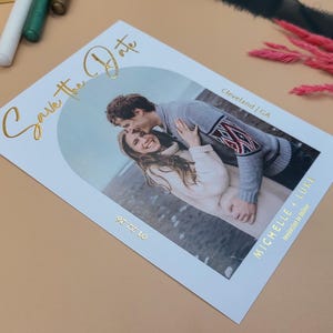 Modern save the date met boogfoto en tekst in goudfolie reliëf – aanpasbare huwelijksaankondiging strand of bestemming, moderne uitnodigingen
