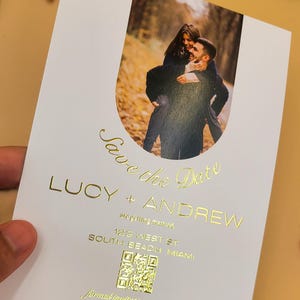 Carte "Retenez cette date" moderne avec photo personnalisée et texte en relief feuille d'or - Faire-part de mariage minimaliste avec un design élégant en arc