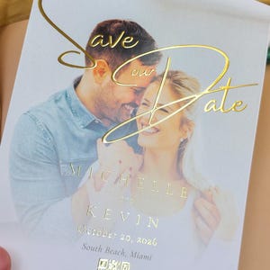 Photo Save the Date – elegante goudfolie schriftoverlay – aangepaste kaart voor koppels – romantisch modern ontwerp – minimale huwelijksaankondiging