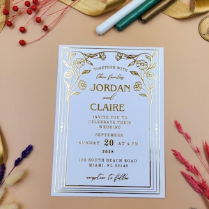 Invitación de boda floral con lámina dorada: elegante tarjeta blanca plana con marco botánico en relieve: diseño clásico y romántico con estampado de láminas.
