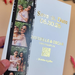 Tarjeta de boda de estilo retro con tira de película vintage grabada en oro y opción de personalizar con código QR.