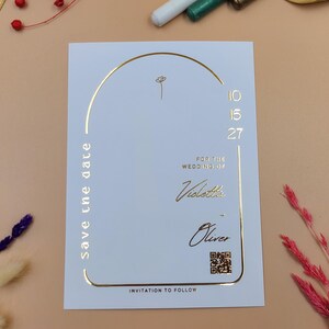Minimalistische Goldfolie Save the Date - Modernes gewölbtes Design mit QR Code | Geprägte und personalisierte Hochzeitskarte