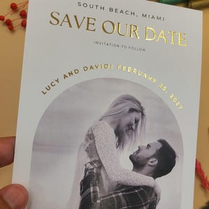 Réservez cette date minimaliste avec un texte en relief en feuille d'or et une photo de fiançailles personnalisée - Disposition verticale élégante et moderne pour carte de mariage